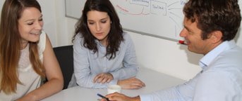 Des collaborateurs en conversation Des collaborateurs en conversation